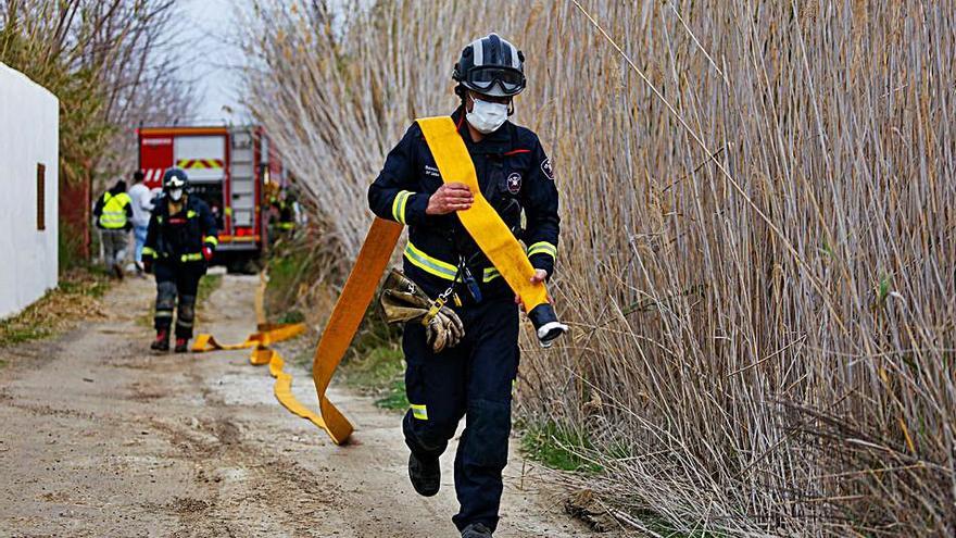 Los bomberos se desplazaron hasta el lugar del suceso en dos vehículos.