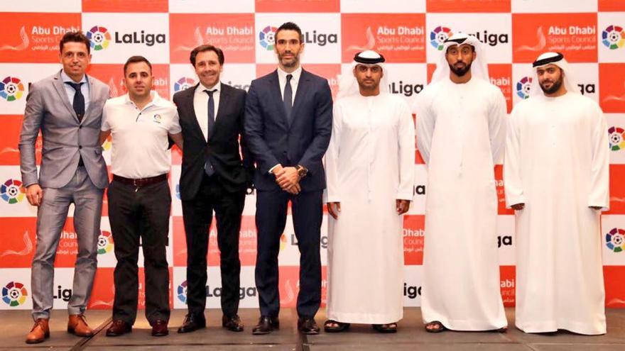 Felipe Miñambres, con los participantes de la conferencia en Dubai. // @RCCelta