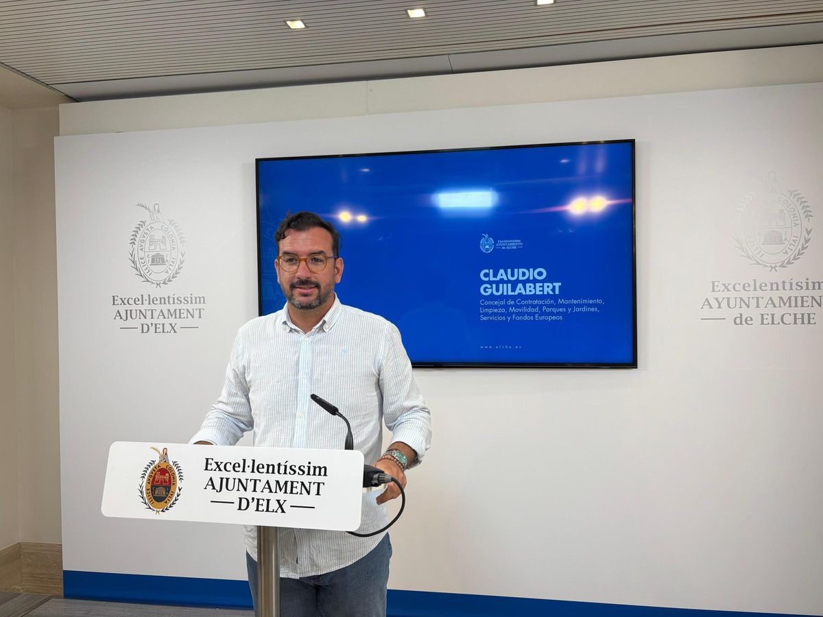 El concejal de Contratación durante el anuncio del nuevo sistema este jueves en Elche
