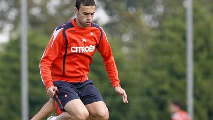 David Catalá salta un obstáculo, durante un ejercicio en el entrenamiento de ayer. // José Lores