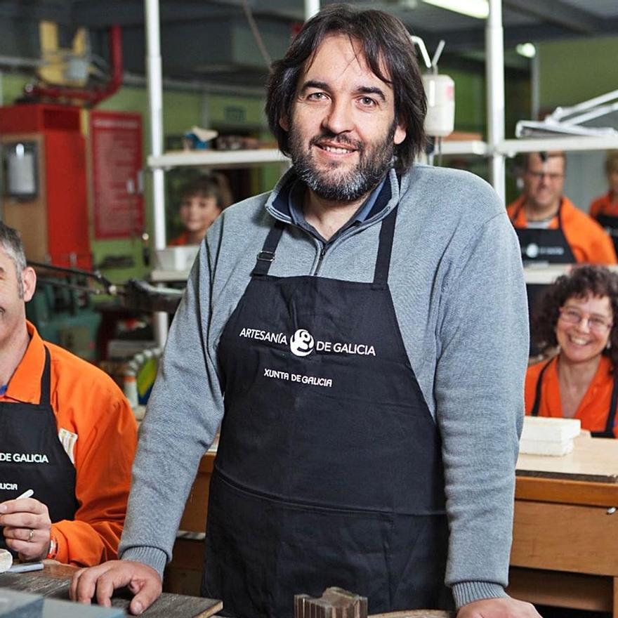 Luis González, fundador de Ardentia, en su taller de Bergondo. 