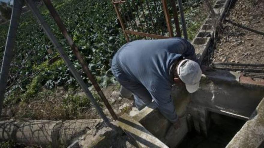 Un agricultor del Primer Canal de Levante (incluido en la comunidad de El Canal) revisa ayer un «portó» por el que no saldrá agua hasta que haya un acuerdo.