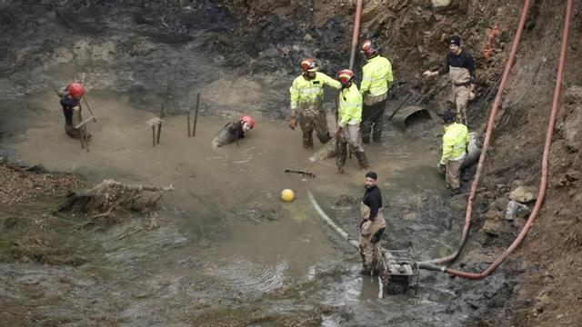 Segunda jornada de los trabajos para buscar en una balsa minera de Ribadesella a Mari Trini y su bebé, desaparecidas hace 38 años