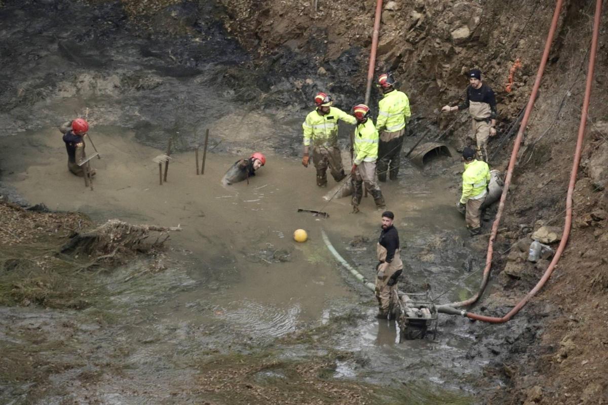 Segunda jornada de los trabajos para buscar en una balsa minera de Ribadesella a Mari Trini y su bebé, desaparecidas hace 38 años