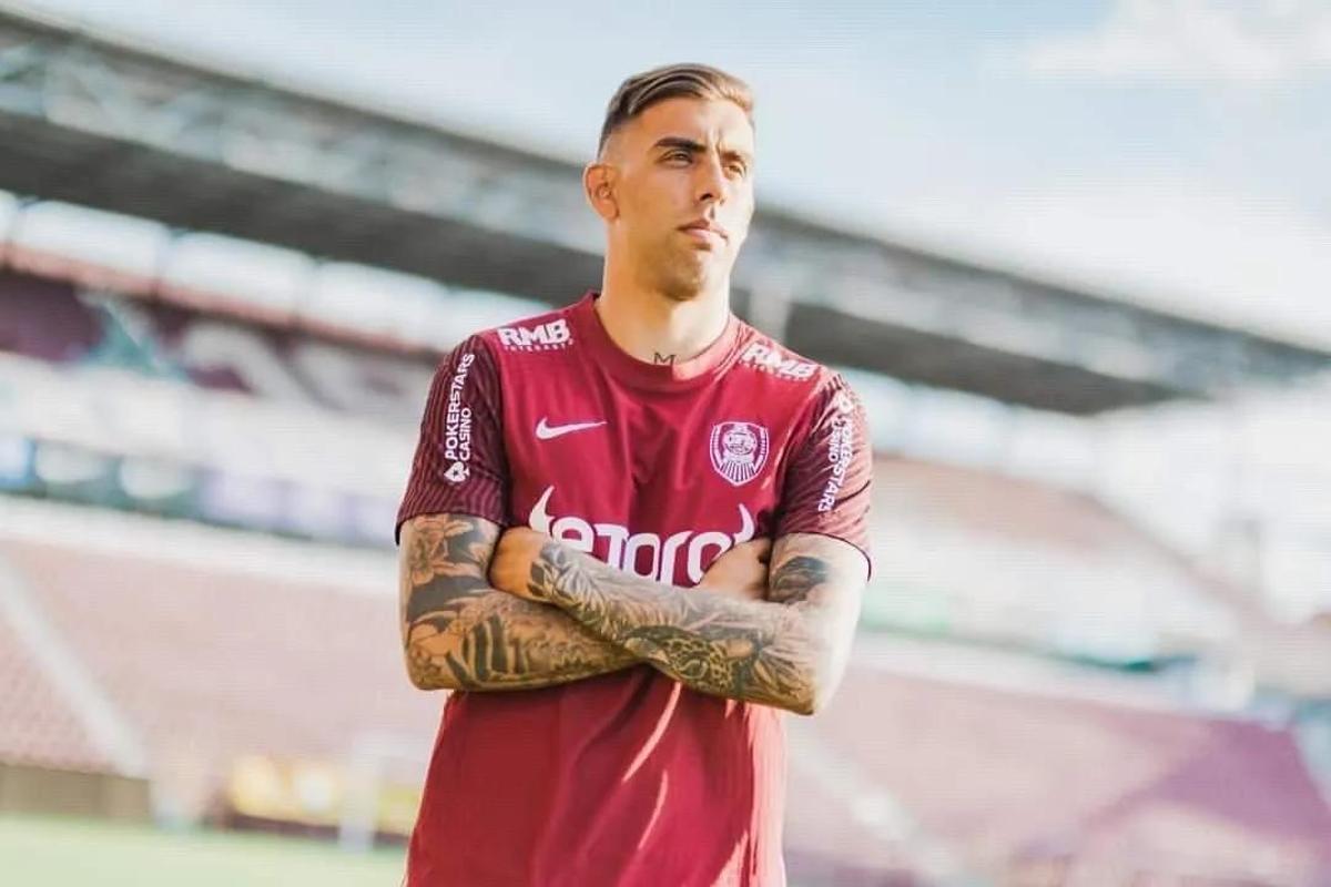 Jefté posa con la camiseta del Cluj durante su presentación oficial.