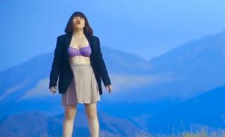 Una cantante es amenazada de muerte por grabar el videoclip de una canción feminista en sujetador