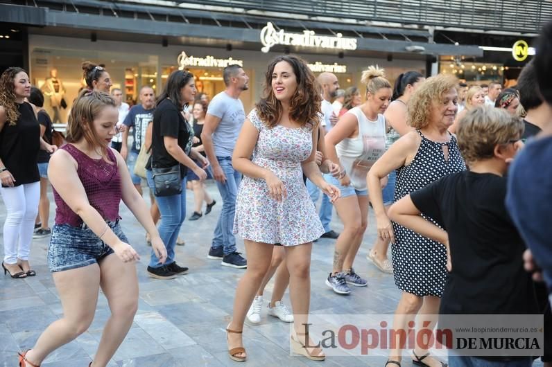 Los bailes latinos salen a la calle en Murcia