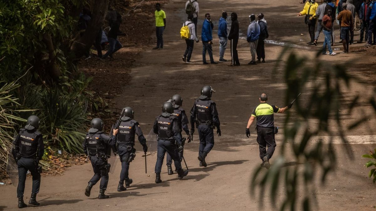 Protesta en el campamento de migrantes de Las Raíces, en Tenerife