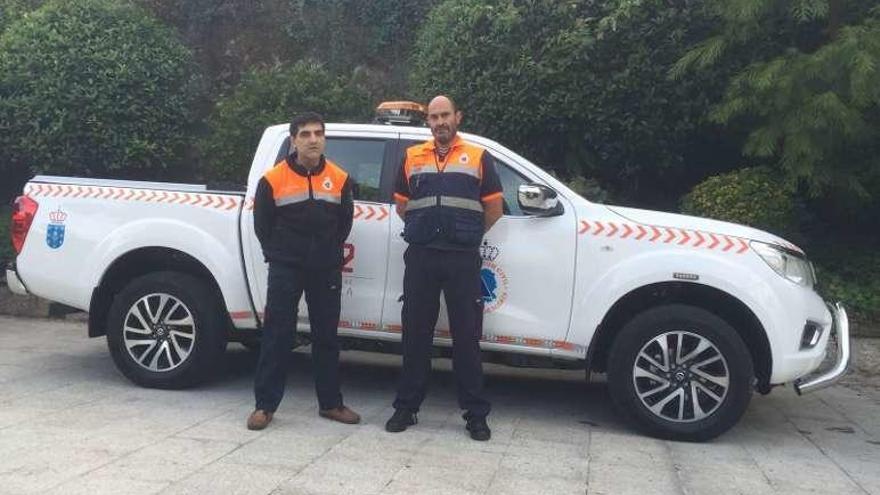 Miembros de Protección Civil con el nuevo vehículo. // S.A.