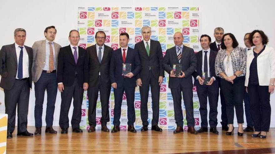 La cúpula de Clusaga, el conselleiro Conde (c.) y las empresas premiadas, ayer. // FDV