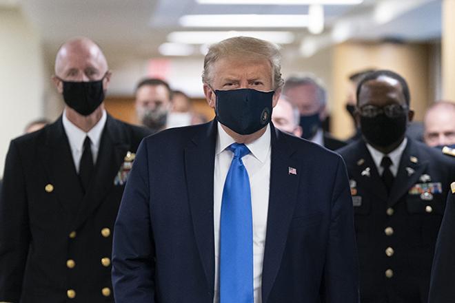 Donald Trump usando mascarilla