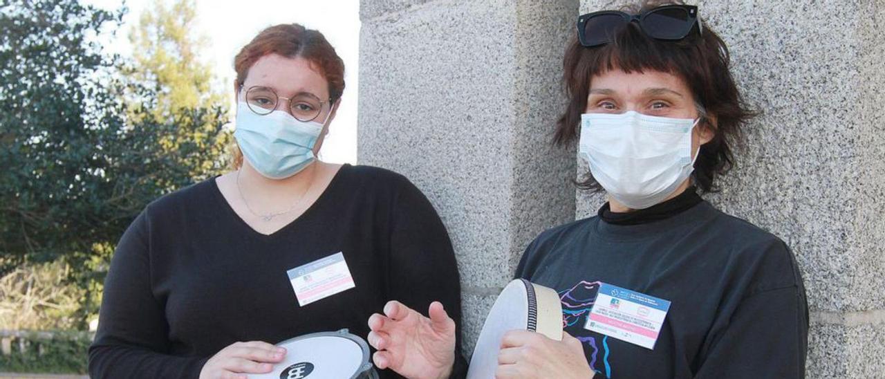 Patricia Oliveira y Montse Merino en el hospital de Piñor. |   // I.O.