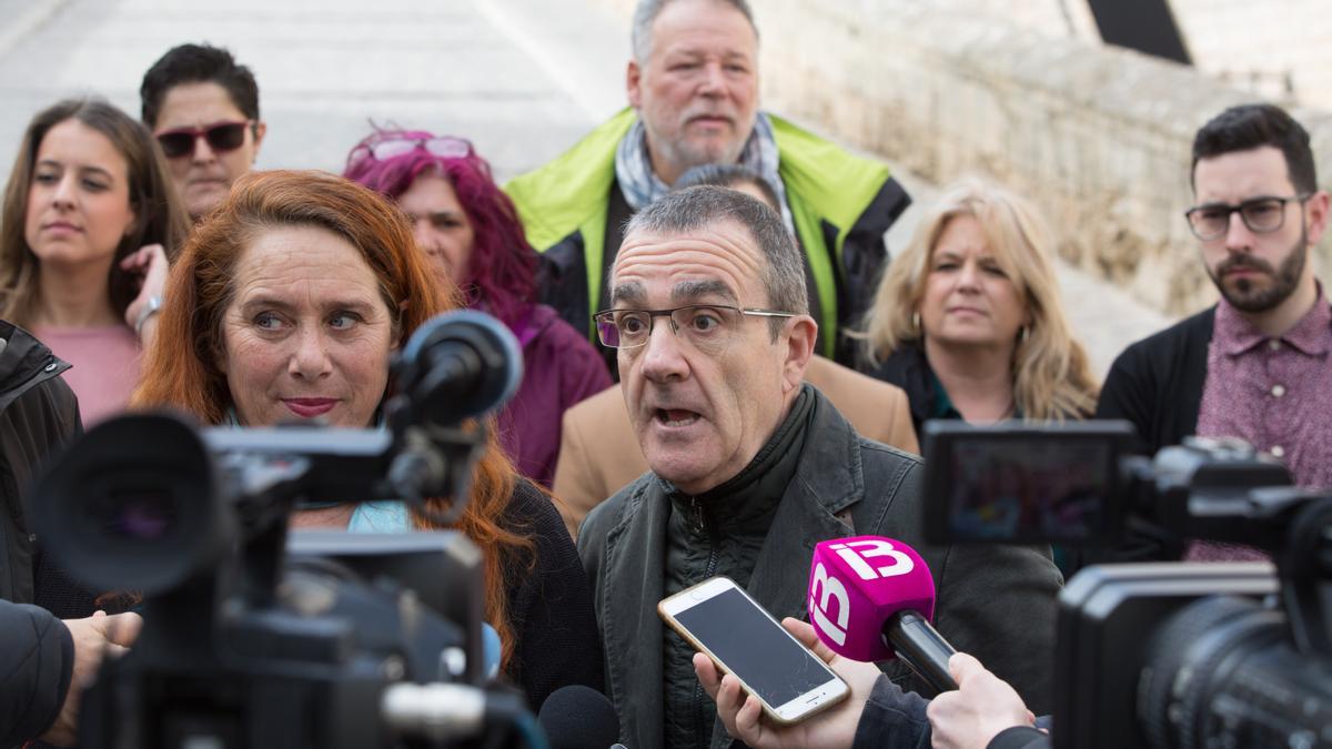 Viviana de Sans, en el centro, escucha al vicepresidente del Govern, Pedro Yllanes, durante un acto de Podemos en Vila.