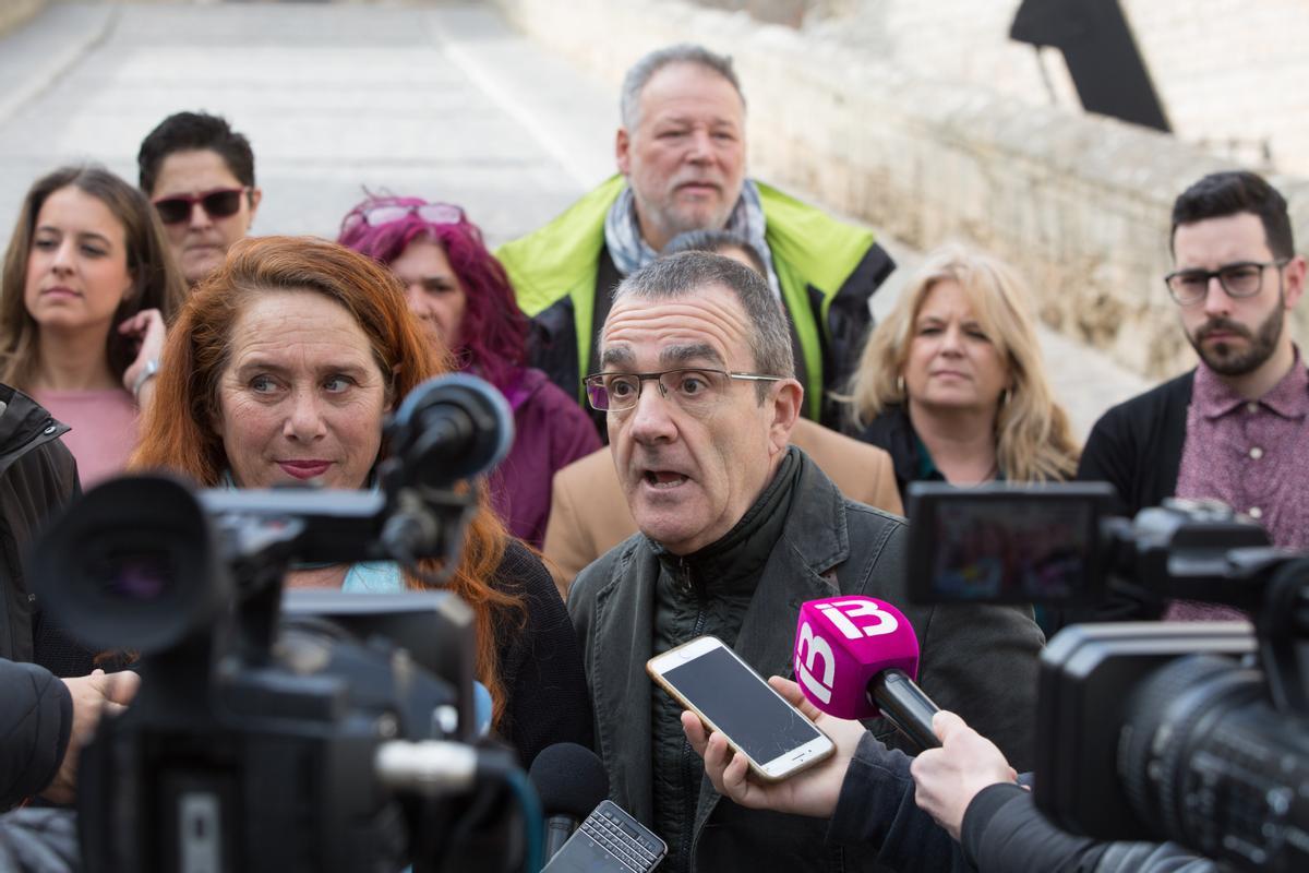 Viviana de Sans, a la izquierda, escucha al vicepresidente del Govern, Pedro Yllanes, durante un acto de Podemos en Vila. Vicent Marí