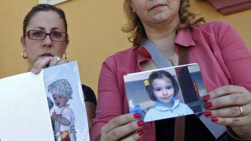 Las tías de los niños muestran las fotografías de los desaparecidos. / efe