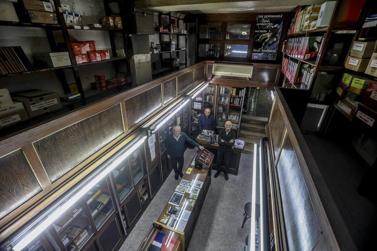 La despedida de Eutimio, una papelería con casi un siglo de vida en Alicante La despedida de Eutimio, una papelería con casi un siglo de vida en Alicante