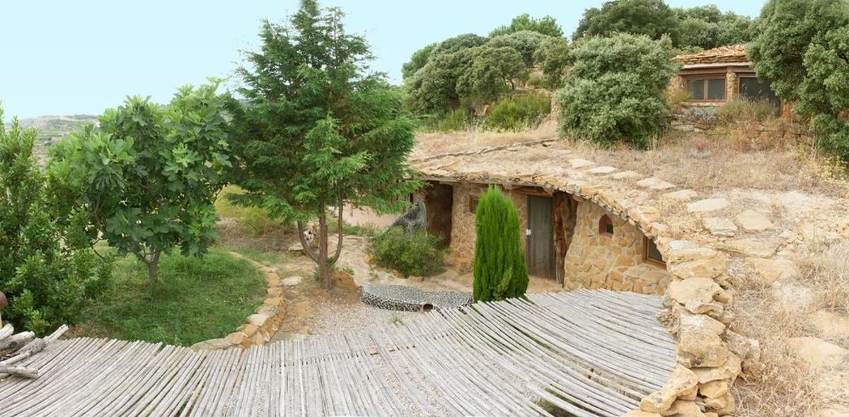 El mercado oferta fincas singulares «para vivir en paz» cerca del mar, con cueva, cabañas y salas de reuniones.