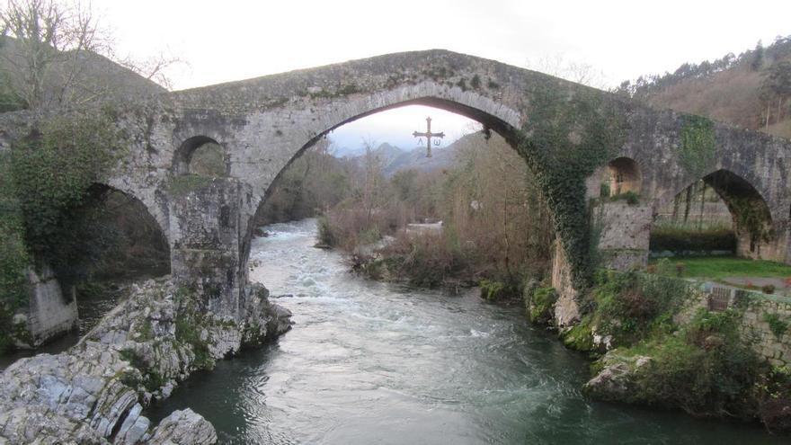 Retirada del alumbrado navideño en Cangas de Onís