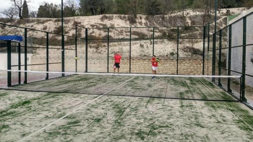 Los deportistas ya disfrutan de la nueva pista de pádel