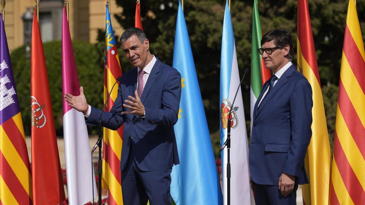El presidente del Gobierno, Pedro Sánchez, junto al president de la Generalitat, Salvador Illa, antes del comienzo de la Conferencia de Presidentes en Barcelona este viernes.