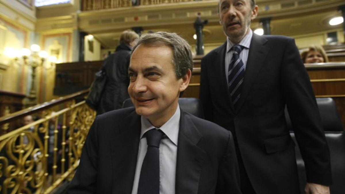 Zapatero y Rubalcaba, en la bancada del Congreso antes de empezar la sesión de control al Gobierno.
