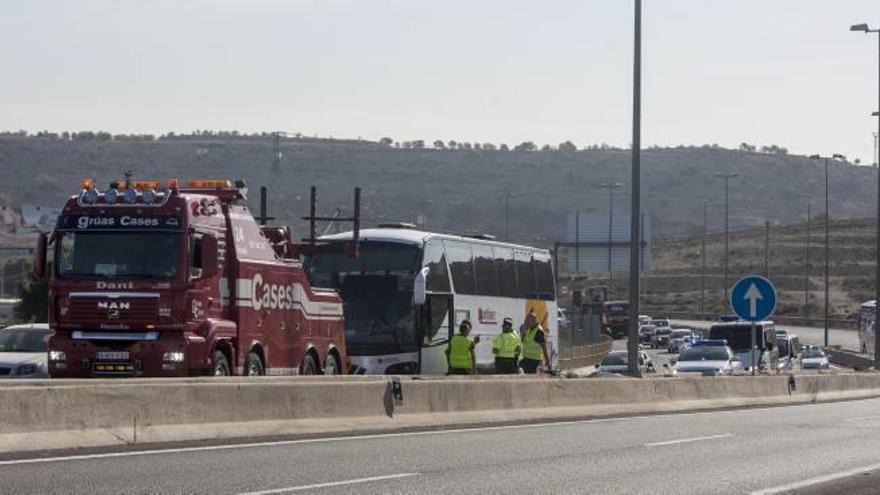 Un herido leve al chocar un coche y un bus en Alicante