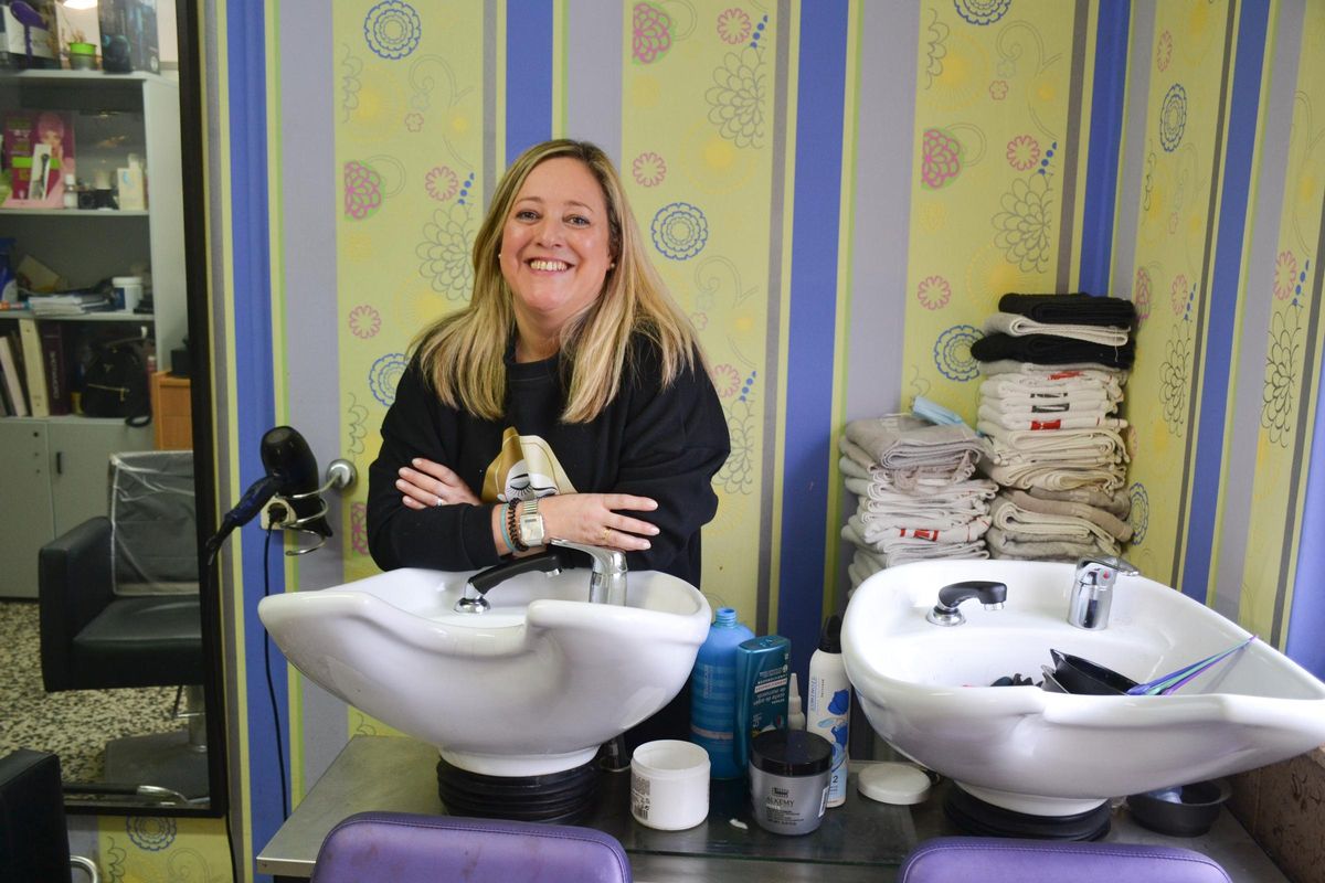 Liliana Megido, en su peluquería en San Julián de Bimenes.
