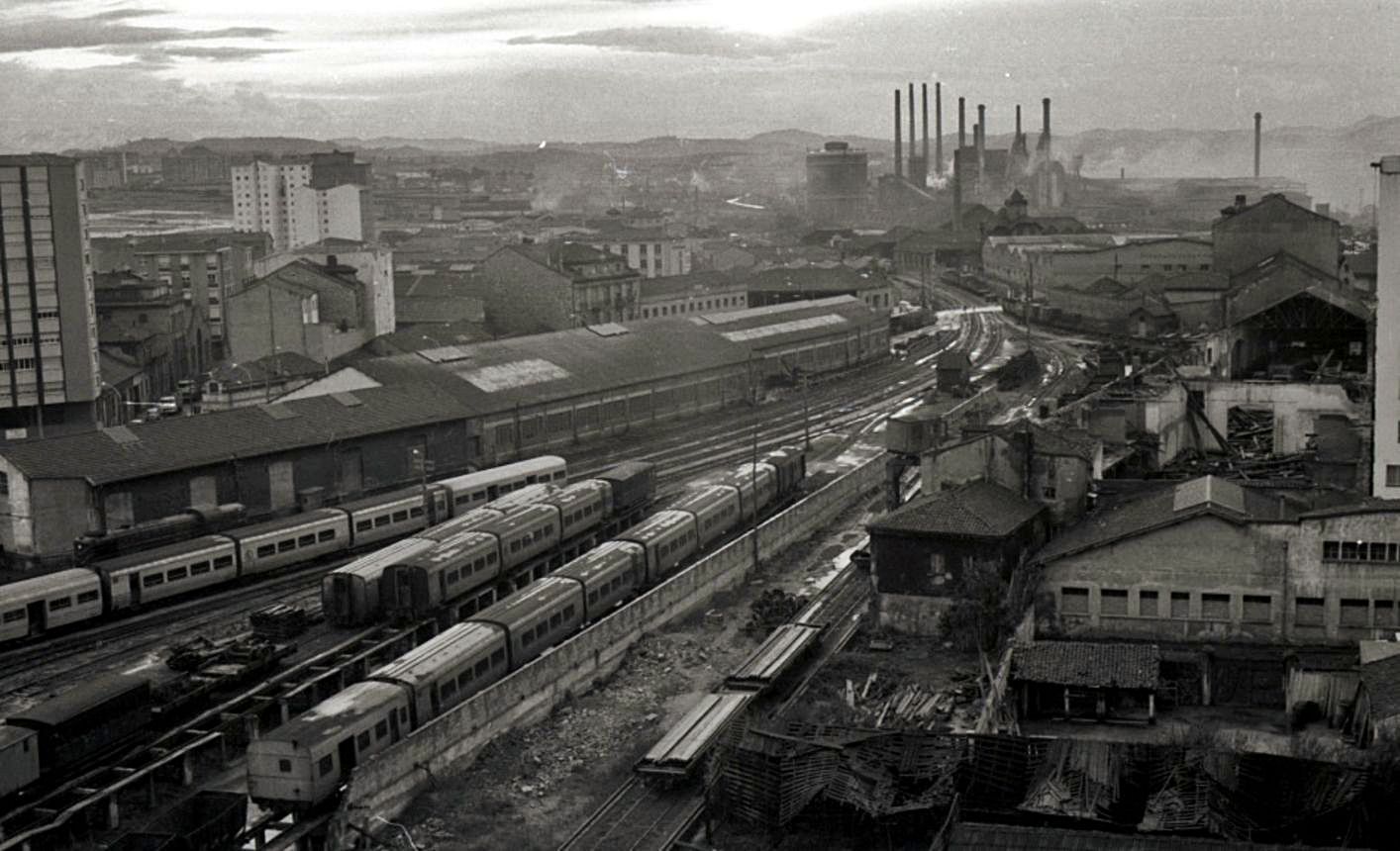 El área del actual “solarón”, tomada por los trenes y con la fábrica de Moreda al fondo. | Aranda Iriarte