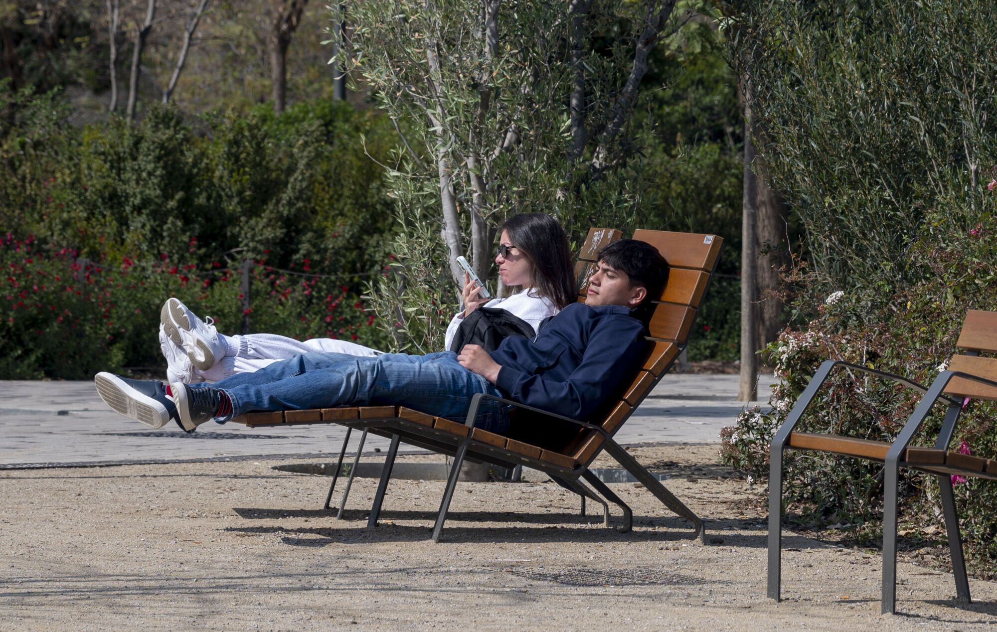 Barcelona diversifica el mobiliario en sus calles: bancos, sillas, tumbonas y mucho más