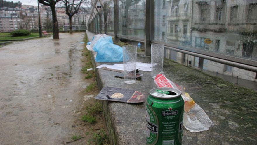 Un detalle de la Alameda tras la celebración del botellón.  // Iñaki Osorio