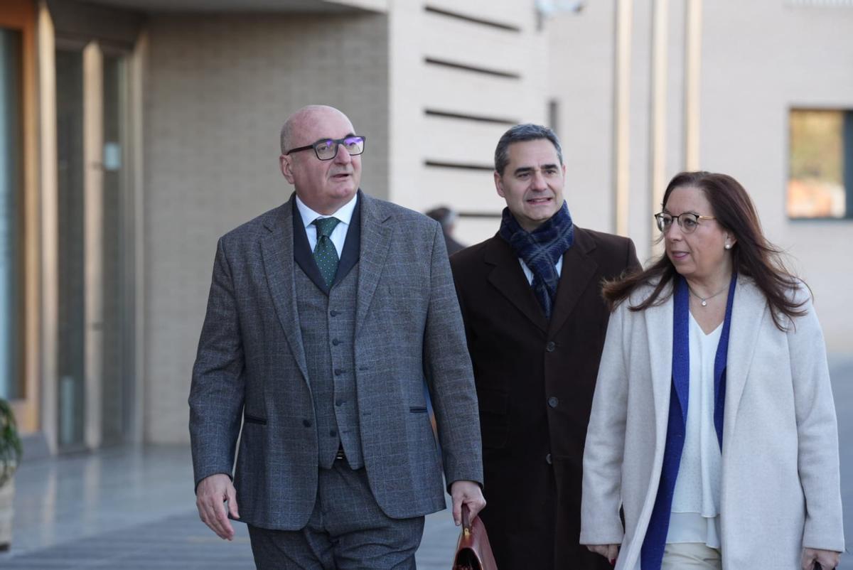 Llanos Masó (d) y el candidato de Vox a la alcaldía (c) este jueves en la Ciudad de la Justicia