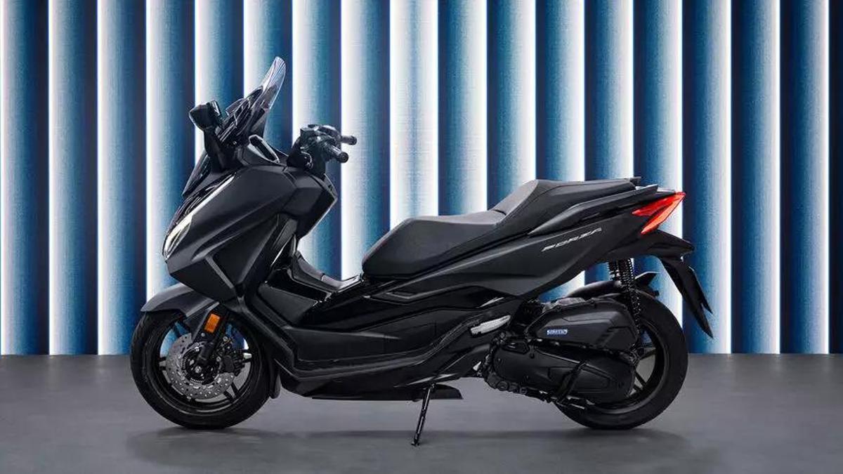 La Honda Forza 125 es la quinta moto más vendida en España durante octubre con 460 unidades matriculadas. Su precio de partida es desde 5.550 euros.