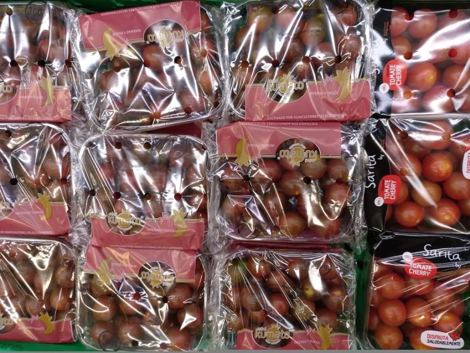 TOMATES CHERRY Y KUMATO. La totalidad de los tomates que vende Mercadona, al menos en la Región de Murcia, son cultivados en esta tierra. Como primer ejemplo vemos los cherry o minitometes, elaborados en el municipio de Águilas y de cuya distribuición a Mercadona se encarga la empresa Looije S. L. De los kumato por su parte se encarga la empresa Perichán de Cañadas del Gallego (Mazarrón).