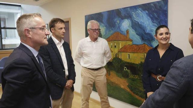 Bernard Briand (izquierda) con la alcaldesa y representantes de Aister. | PABLO HERNÁNDEZ GAMARRA