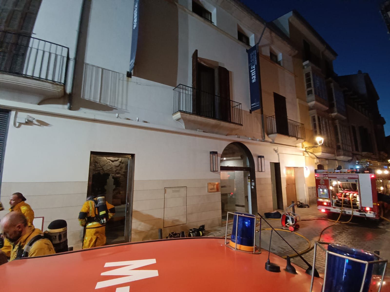 Desalojan un hotel del casco antiguo de Palma por un incendio en el spa