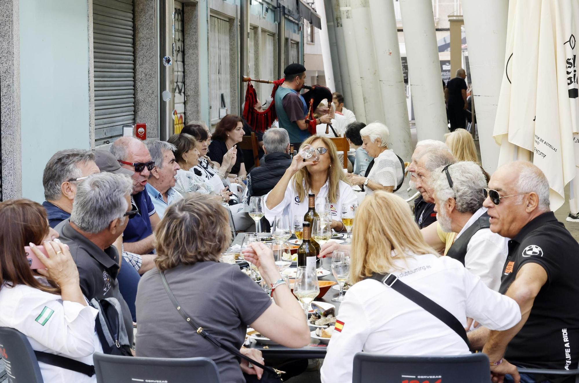 Visitantes y cruceristas del Island Sky y Costa Favolosa animaron un Vigo soleado