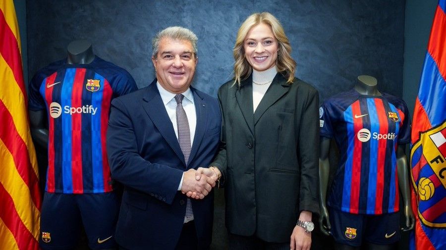 Laporta y Fridolina Rolfö tras la firma del acuerdo de la jugadora hasta el 2026.