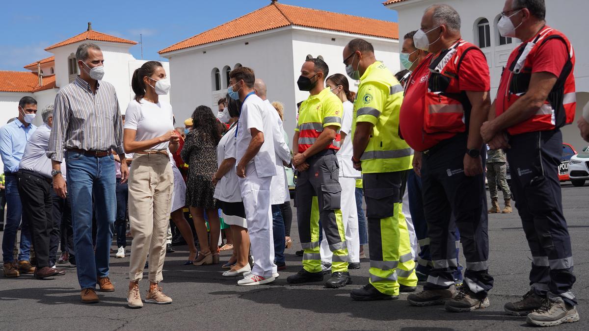 Los Reyes visitan el acuartelamiento del Fuerte donde se encuentran parte de las personas desalojadas tras la erupción del volcán en La Palma.
