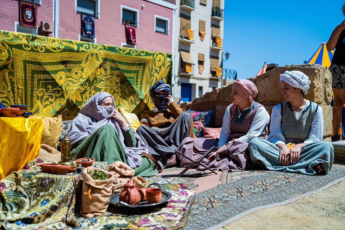Escenas cotidianas medievales transforman el centro histórico de la localidad.