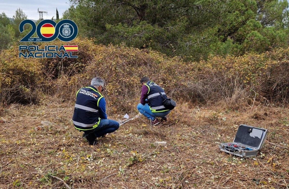 Agentes de la Policía Científica de Gandia, durante la inspección del lugar donde estaban los restos cadavéricos.