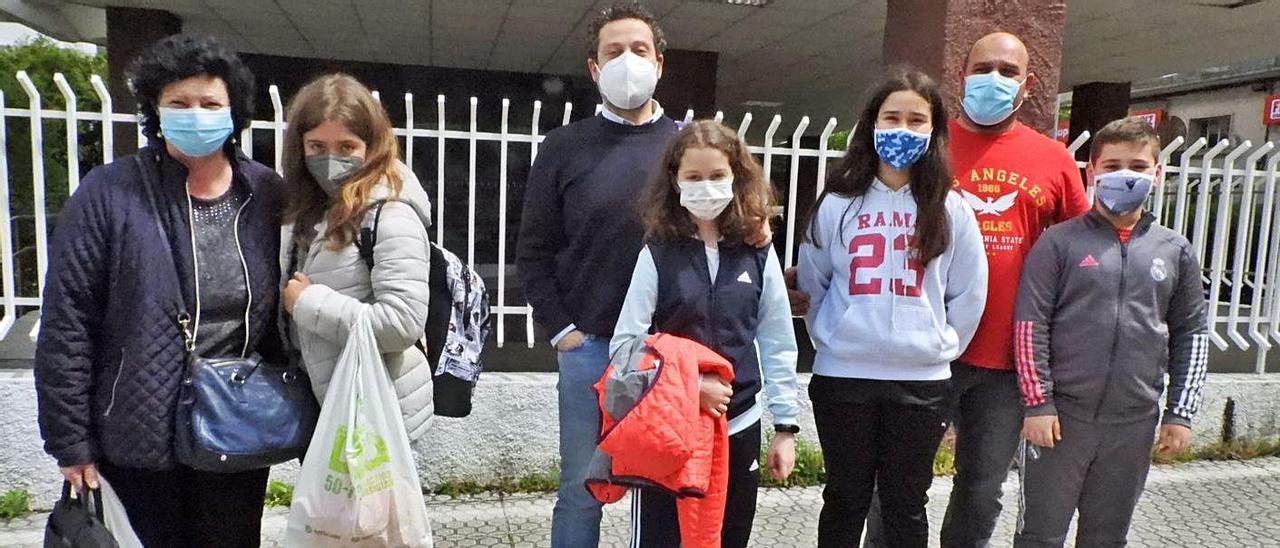 Adultos y estudiantes de Primaria, ayer, al término de las clases en el CEIP Mestre Vide. // FERNANDO CASANOVA