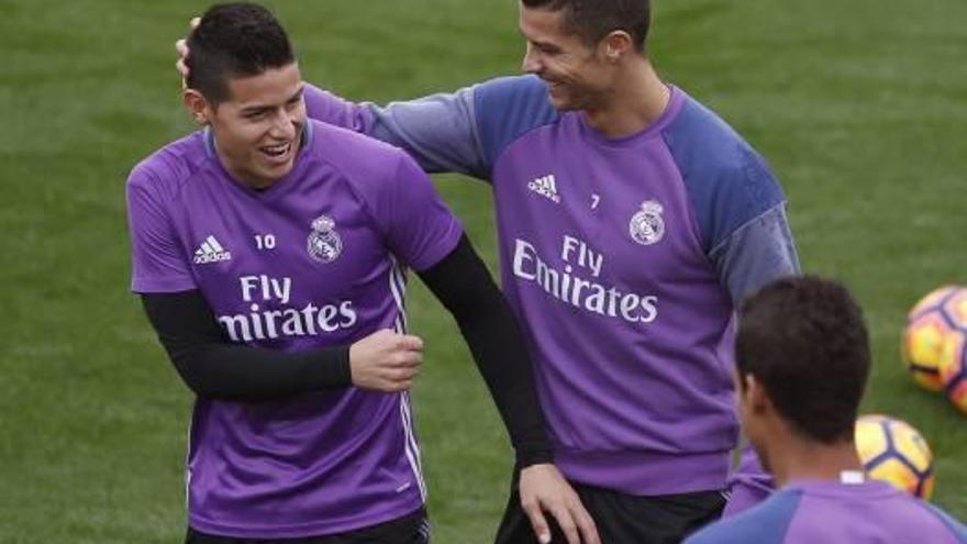 Cristiano bromea con James en el entrenamiento de ayer.