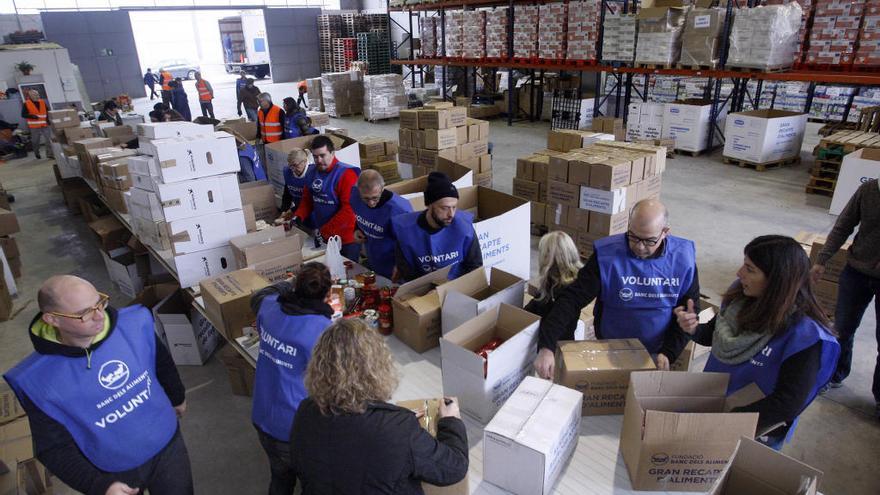 Voluntaris al magatzem del Banc dels Aliments a Girona, el novembre de 2017