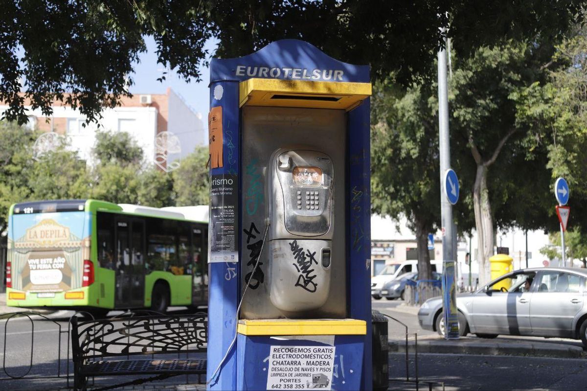 Una de las cabinas telefónicas que aún quedan en la ciudad.