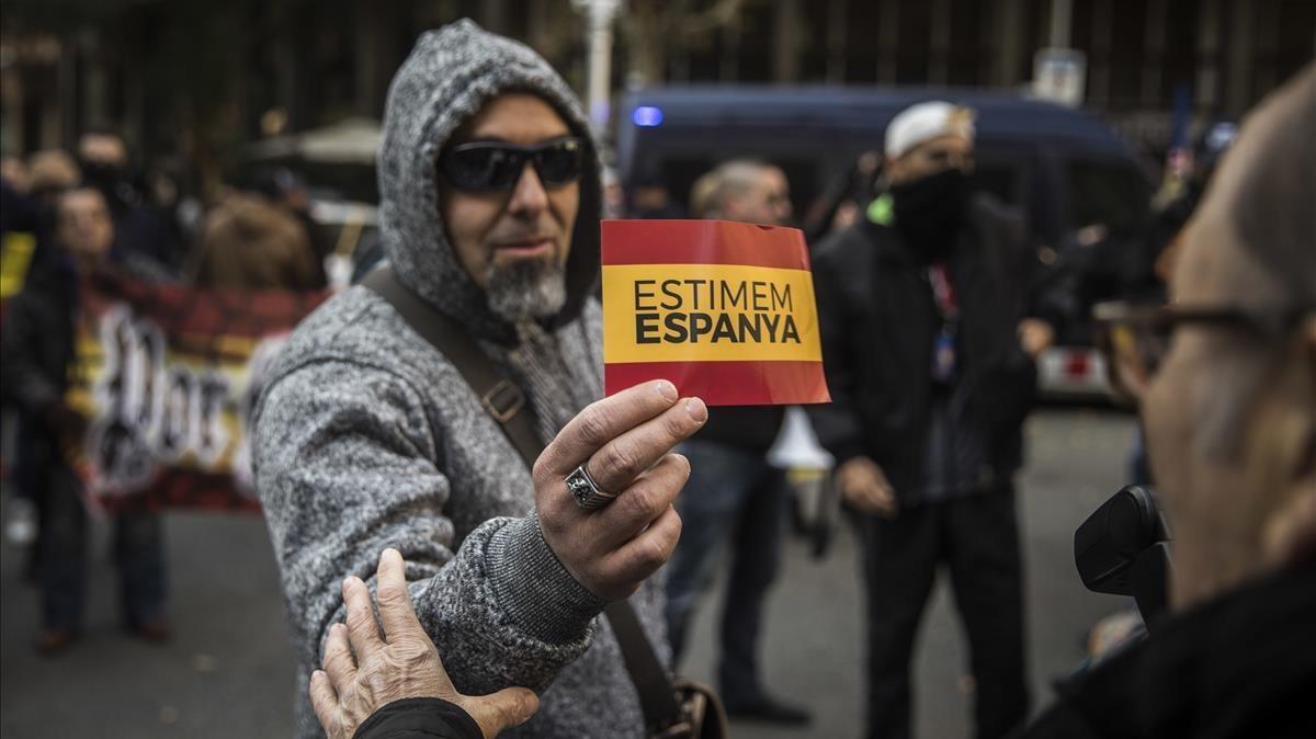 zentauroepp41161783 a right wing demonstrator shows a banner reading in catalan 171202135419