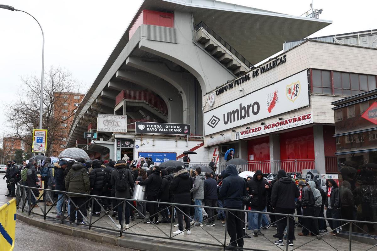 Aficionats fent cua a Vallecas.
