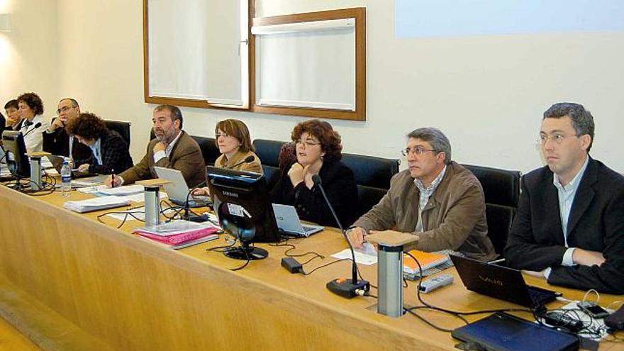 Alberto Gago y sus vicerrectores, ayer, durante la reunión del Consello de Goberno.
