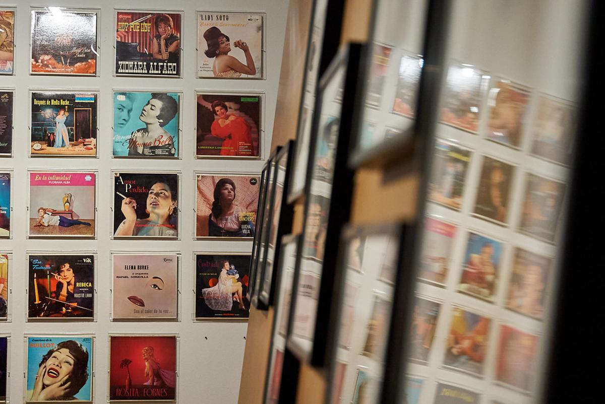 Fundas de álbumes en vinilo expuestas en 'Latina', la muestra que Casa de América dedica a Gladys Palmera.