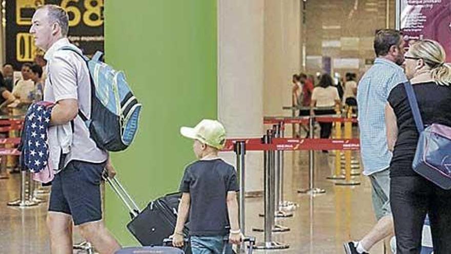 Pasajeros en la zona de salidas del aeropuerto de Son Sant Joan.