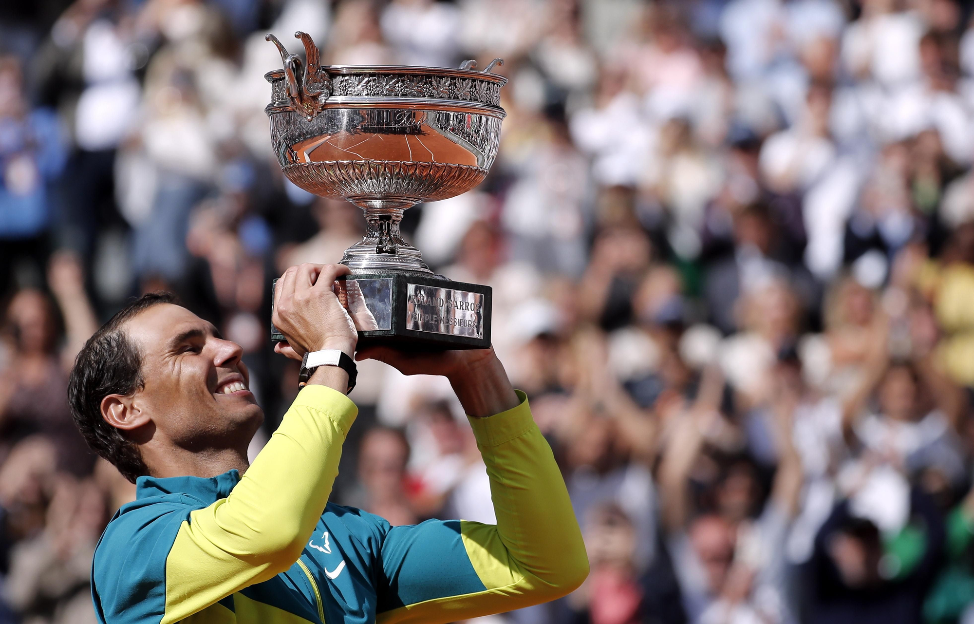 Rafa Nadal levanta la copa tras su 14º triunfo en Roland Garros.